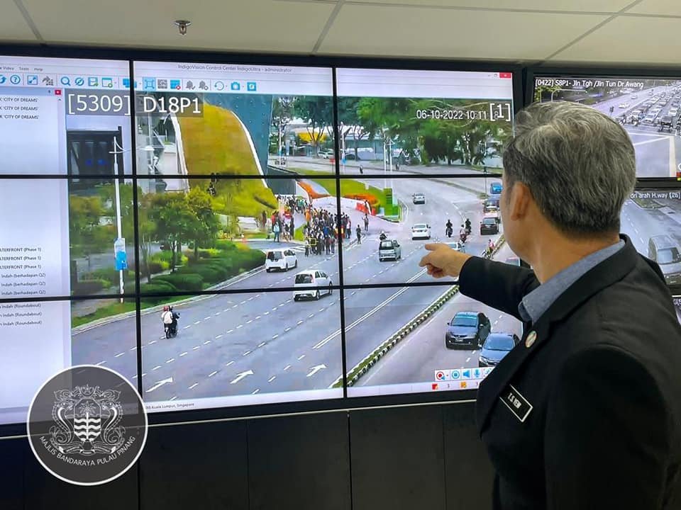 在资讯运作中心，槟岛市政厅人员可以全天候检测情况。