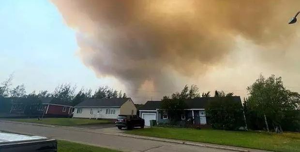 加拿大东北部野火肆虐近万人紧急疏散