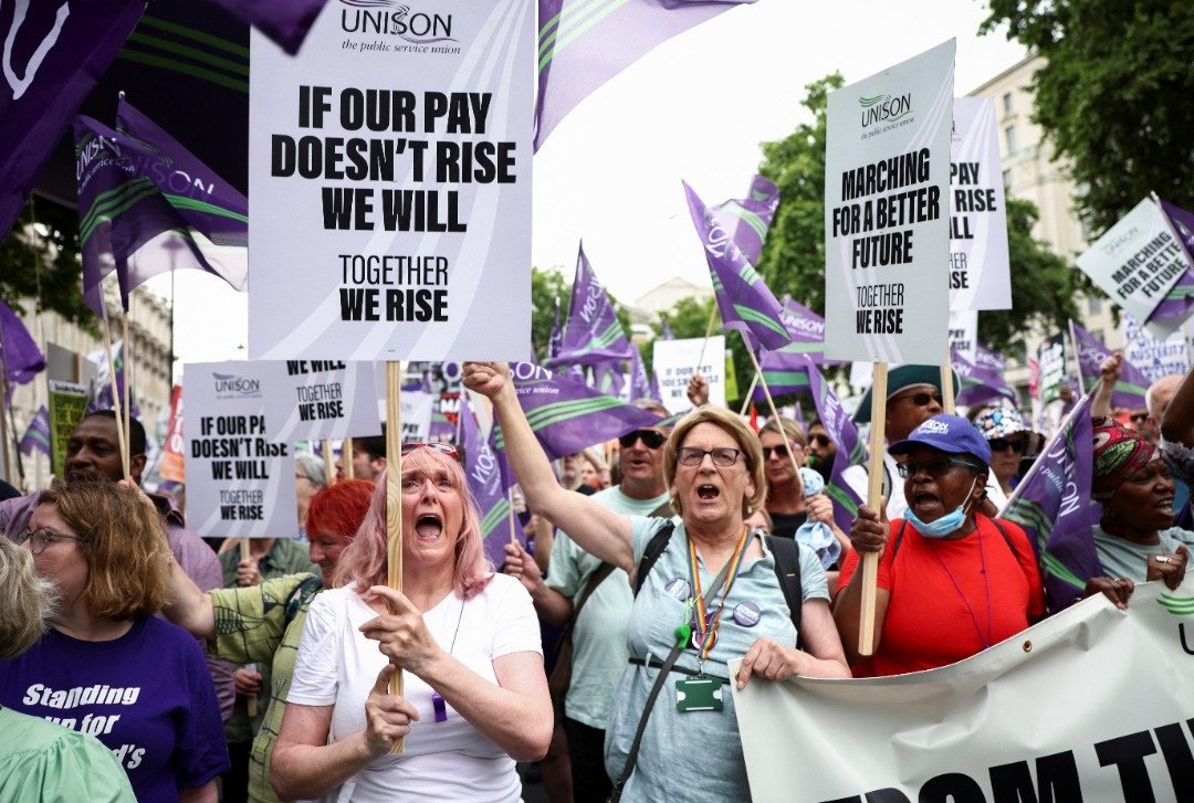 英国伦敦有数千人周六响应工会联盟发起的示威，要求政府提高薪酬及改善工作条件。（图取自路透社）