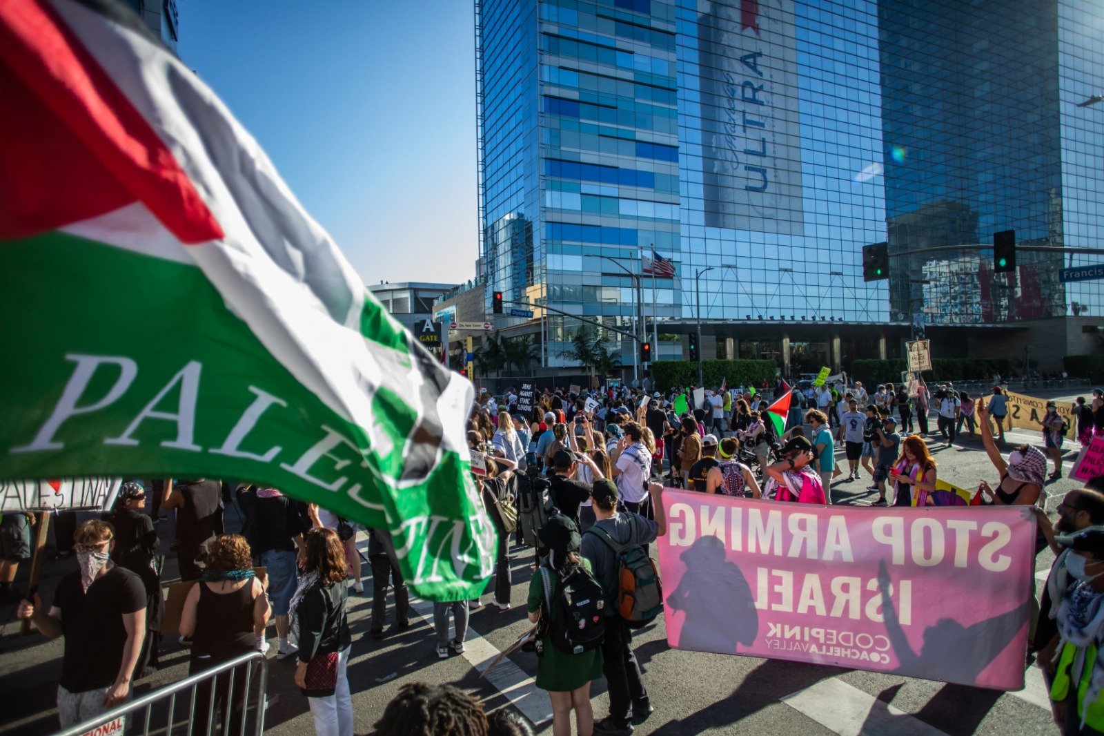 上周六在加州洛杉矶市中心，亲巴勒斯坦抗议者聚集总统拜登竞选募款活动的入口前。（图取自法新社）