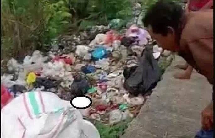 印尼西冷县居民在路边垃圾堆中发现袋装尸体