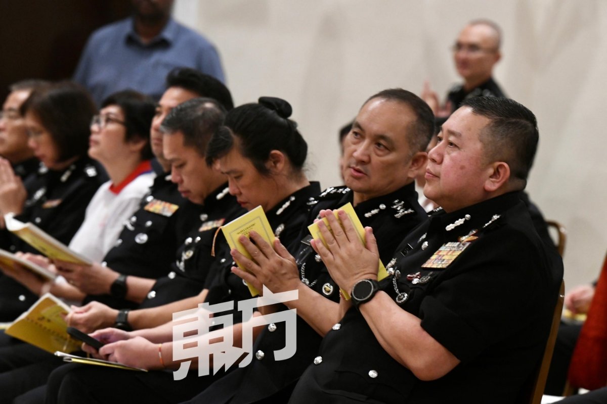 祥和警察日　百名华裔警官寺院祈福膜拜