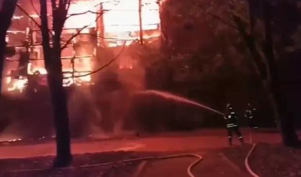 俄罗斯莫斯科一建筑发生火灾过火面积达2500平方米