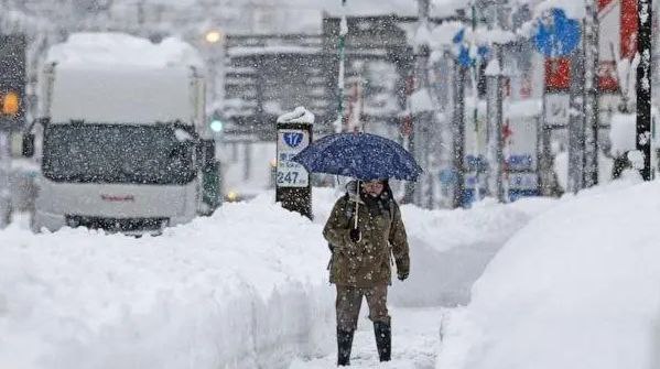 日本多地连降大雪 致约百人死伤