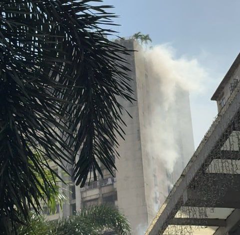 菲律宾马尼拉中国城一大厦突发火情