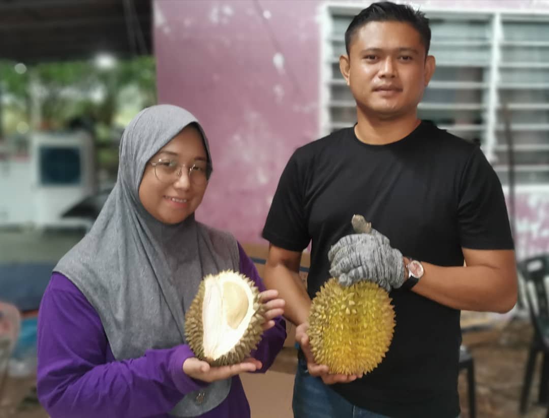 诺哈斯米查（左起）与丈夫法迪尔指峇都古劳的榴梿广受市场欢迎。