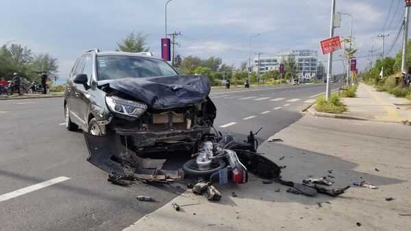 中国司机与摩托相撞，致2人重伤