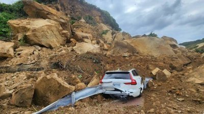 台湾基隆潮境公园入口土石坍塌　多车被埋至少2伤