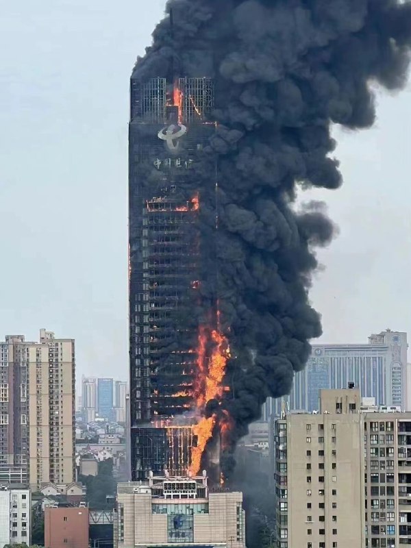 9月16日下午，位于湖南长沙市区内的中国电信大楼发生火灾，现场浓烟滚滚，数十层楼体燃烧剧烈。