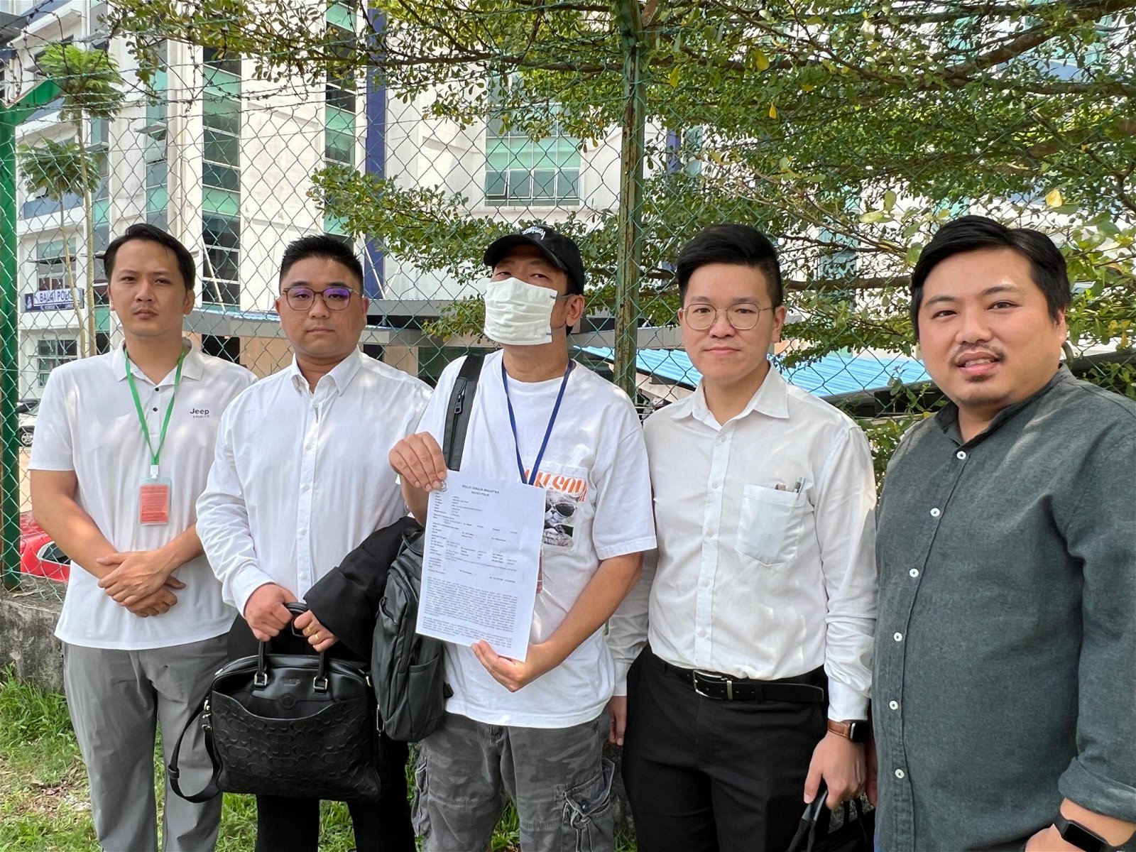 事主吴志文（左3）到新山南警区总部报案。黄建栋（左起）、陈俊杰、邢智立以及洪梠善陪同。