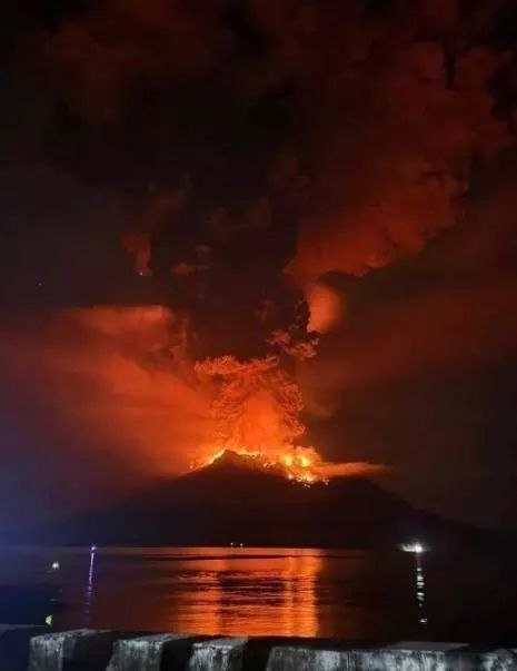 印尼鲁昂火山连续喷发引发海啸担忧