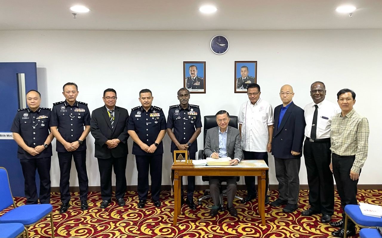 郑修强（坐者）带领全国防范罪案基金会柔州分会领导层拜访柔州警队高层。站者左5为古玛。