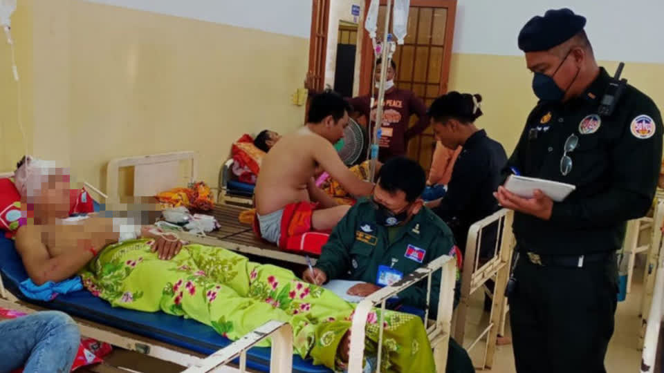 疑因性骚扰他人女友，柬埔寨男子被多人围殴致重伤！