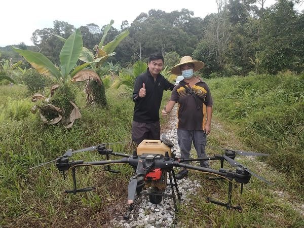 无人机喷洒能减少农民用药超标及影响环境生态问题。