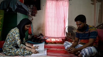 孟加拉国热浪导致学校停课　居家也难逃高温折磨
