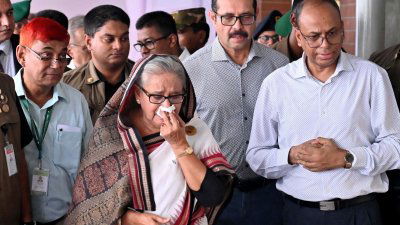 视察内乱后破坏情况　孟加拉国总理落泪