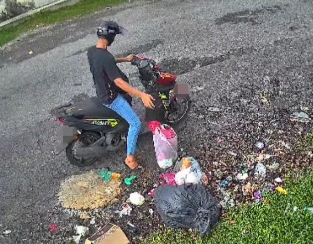 摩哆骑士随手将2袋垃圾丢在拉惹依德利斯花园路边。