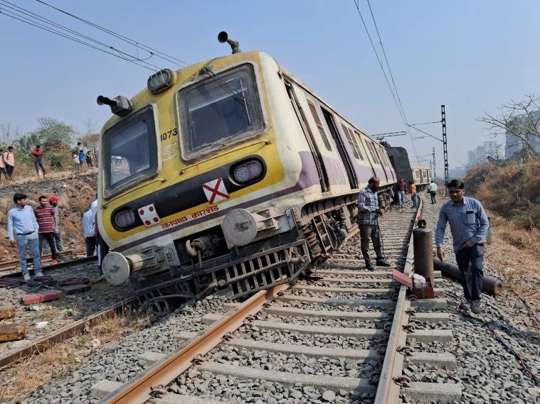 孟买附近一火车发生脱轨，暂无乘客受伤报告