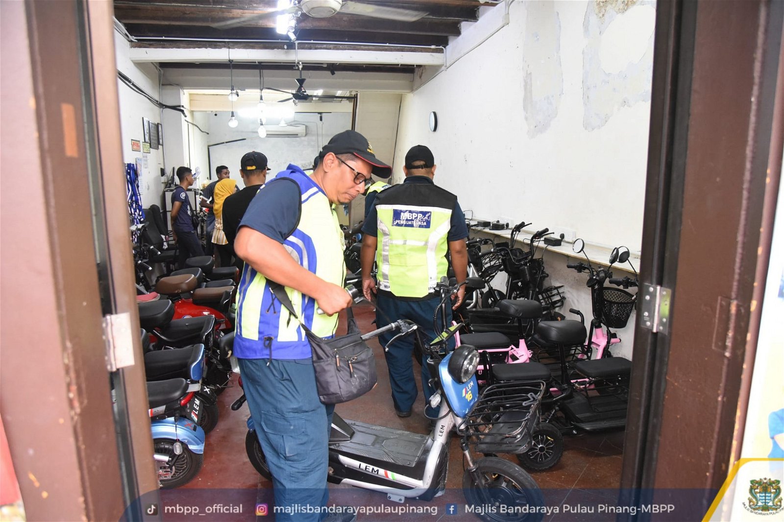 在槟岛市政厅官员的调查下，乔治市内总共有5间电动滑板车出租店，并派员直接上门取缔充公。