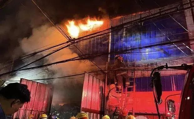 中国城附近仓库楼大火12小时后被扑灭