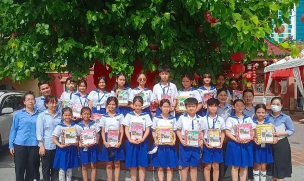 柬埔寨民生学校举行小学低年组写字比赛