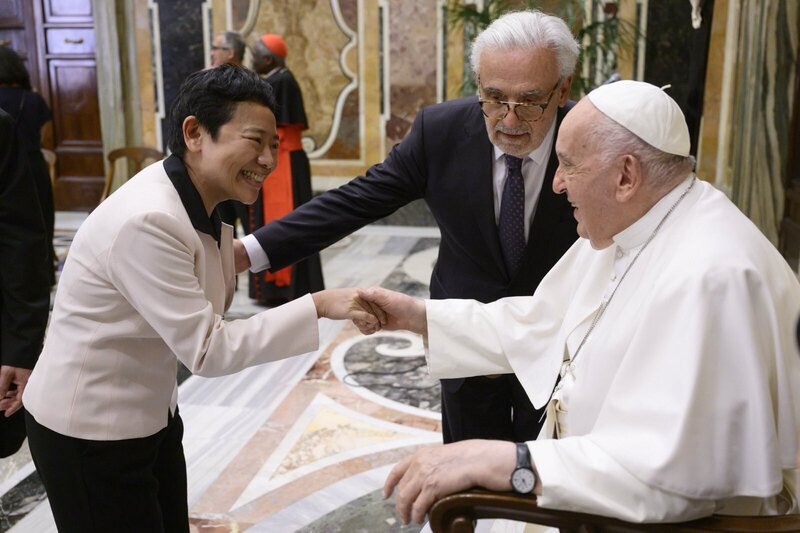 台湾环境部政务次长施文真本月稍早应邀出席在梵蒂冈举行的“从气候危机到气候韧性”国际研讨会，并获教宗方济各接见。（图取自台湾外交部/中央社）