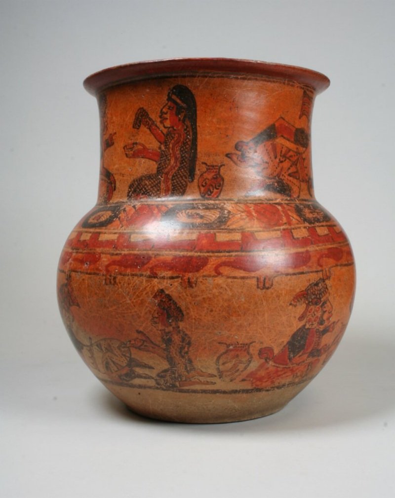 8世纪的古马雅陶罐上记载马雅人一名女性在为一名男性灌肠的过程。（图取自大都会艺术博物馆网页metmuseum.org）
