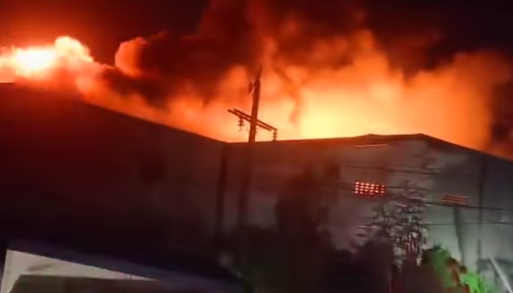 菲律宾布拉干省三仓库受大火影响