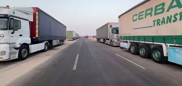 援助卡车被困埃及人道物资难进加沙