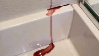 浴室墙壁突然“渗血”吓坏　加州女子拆家查出真相