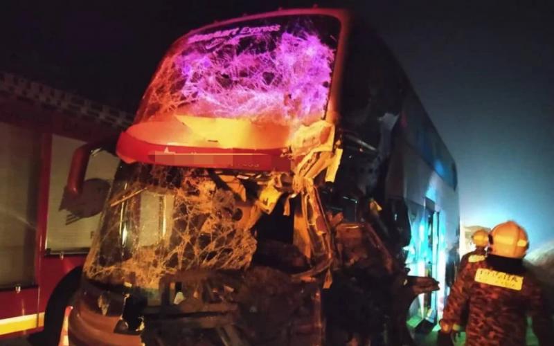 马国南北大道车祸 长途巴士撞罗厘16伤 一新加坡乘客送院
